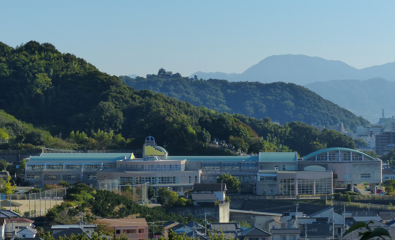 松山城と校舎全景