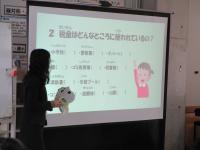 小学生は一か月84000円/一人の税金が使われています。